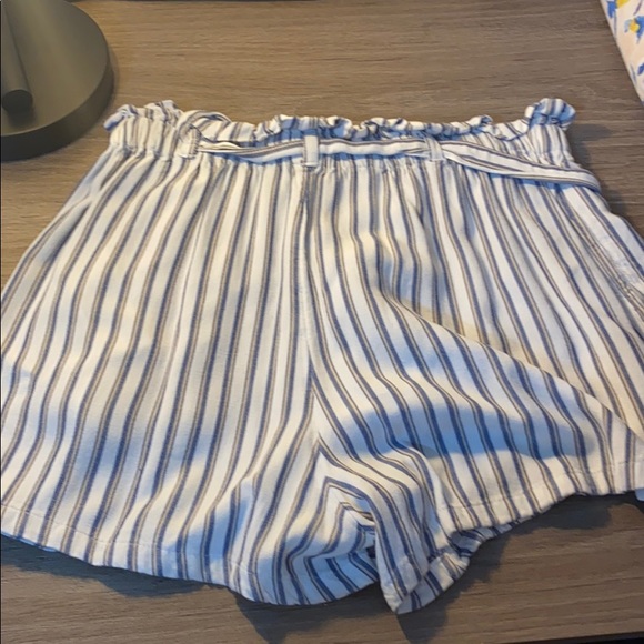 Hollister High Rise Shorts - Picture 3 of 3